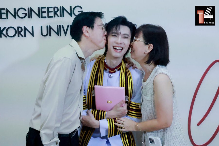 NinanAndYou's tweet photo. น้องพูห์กับครอบครัวน่ารักมากๆ
น้องให้สัมว่า ไม่ว่าพูห์จะทำอะไร จะมีปะป๊าหม่าม้าสนับสนุนทุกๆ เรื่องอยู่เสมอ

ปะป๊ากับหม่าม้าเป็นลมใต้ปีกของน้องพูห์จริงๆ ที่ทำให้มีพูห์ในวันนี้ 💖

POOH GRAD CEREMONY 
#PoohGraduationDay 
#ppoohkt @ppoohkt https://t.co/apyUyzWojm