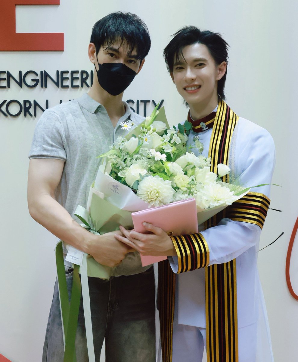 deargabss's tweet photo. the way Pooh touches Pavel’s hand here… oh lord 😩 such a couple pose 

#PoohGraduationDay 
#poohpavel #ppoohkt #pavelphoom https://t.co/0GdkCcXkkz