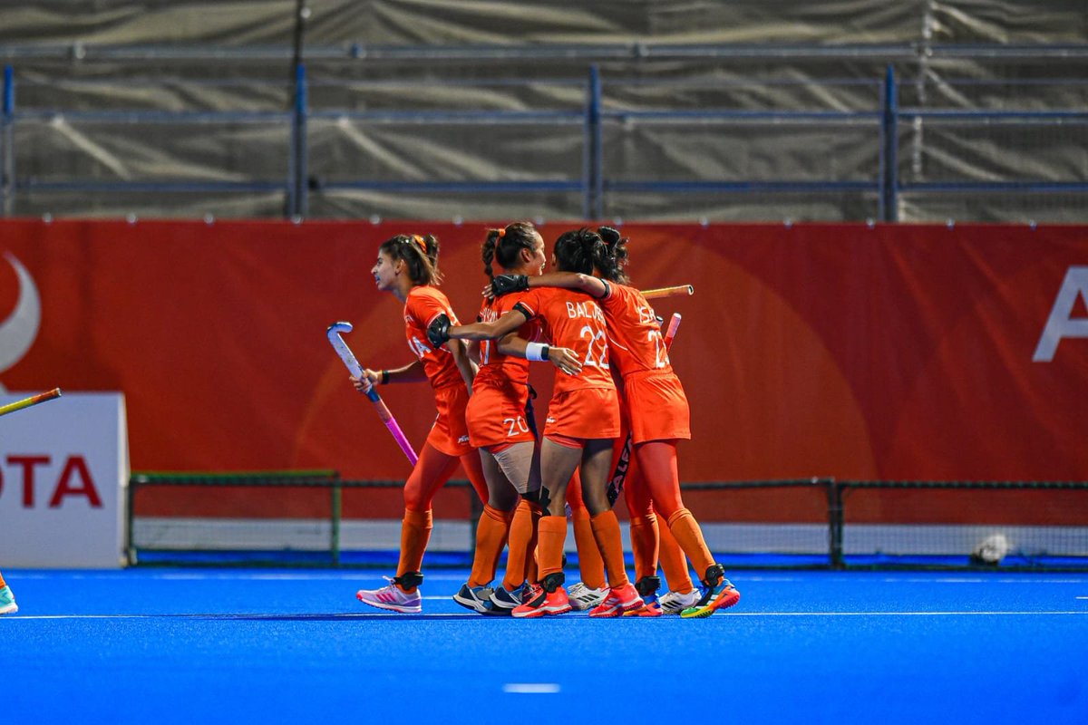 MisraSundeep's tweet photo. India using a strong defensive line. China attacking through Ma Ning, Li Hong and Chen Yang. 
India doing everything right. Cutting off the passing angles and making China think.
Can India sit on a one goal lead?
India must keep two attackers high to force China’s wing-backs to stay home. The moment China feel safe pushing both backs forward, the pressure on the Indian circle becomes overwhelming. 4th Q fatigue will set in.
#hockey #goldmedal #asiangames
Pic: Asian Hock Federation