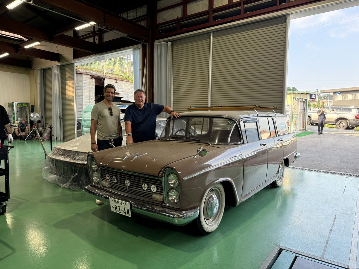 gre_jiijiriya's tweet photo. こんばんは✨
さて、ディスカバリーチャンネルの名車再生クラシックカーディーラーズの撮影が来たポストがめ��ゃめちゃ伸びていますので、撮影風景をアップ⤴️していきますょー

一枚目は、カプチーノを買うシーン🎬です。
二枚目、三枚目はウチで預かっていた車とのショット📷
四枚目は作業風景です！

#名車再生クラシックカーディーラーズ
#ガレージいじりや
#ディスカバリーチャンネル