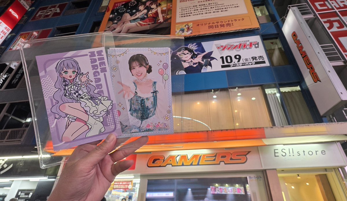 miz_riz_2017's tweet photo. お渡し会で、結那ちゃんからポストカードをいただきました😭

整番1桁、1列目だったので
開幕登場の挨拶は目の前でした🤯

LuckyTシャツ着てたので、初っ端「Lucky���」って言ってくれた「お渡し会当たってLucky♪」って返せばよかった😖

バースデーの感想と写真集楽しみって伝えて時間切れ😢

#Liella https://t.co/dJuqlfcUVC