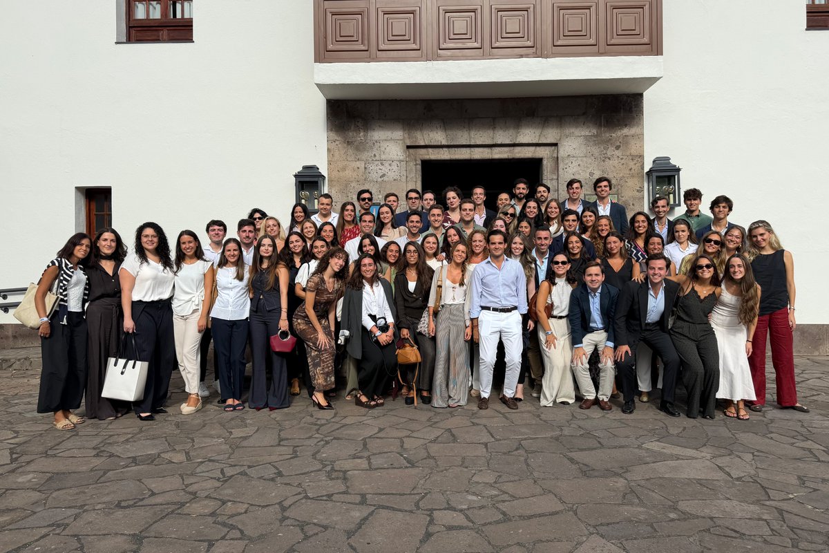 Notarios_ES's tweet photo. 🙌🏻 ¡Celebramos el #DíaInternacionalDelNotariado dando la bienvenida a una nueva promoción de notarios!

🎓 Nuestra más sincera enhorabuena a los 126 aprobados que recientemente superaron la oposición y que pronto se sumarán a los más de 2.700 notarios que ejercen en pueblos y ciudades de nuestro país

Todos ellos prestan un servicio público cercano e imparcial, asesorando a ciudadanos y empresas, proporcionando seguridad jurídica a sus decisiones y controlando la legalidad de los actos y negocios que autorizan

✅ Una función que les permite acompañar a las personas en algunos de los momentos más importantes de su vida, protegiendo sus derechos y garantizando que su voluntad sea respetada

👏🏻 En el Día Internacional del Notariado, queremos hacer extensiva nuestra felicitación y agradecimiento a todos los notarios, de España y de más allá de nuestras fronteras, por su labor esencial al servicio y en beneficio de la sociedad