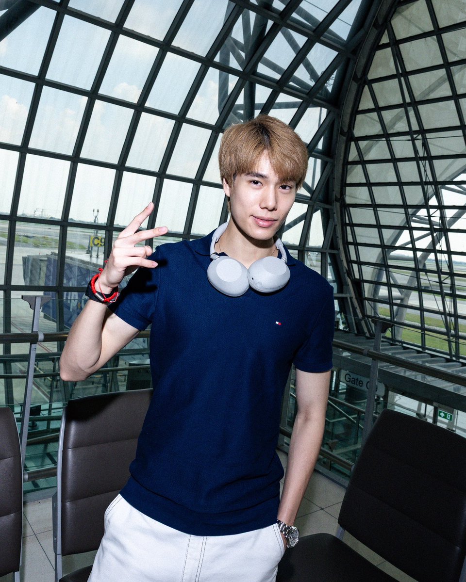 ppw0102's tweet photo. น้องภูวินเวลาใส่ิเสื้อพอดีตัวแล้วตัวจิ๋วมาก ก็หนูใส่เสื้อไซส์ s นี่นา ชูสองนิ้วซิกเนเจอร์ https://t.co/zIjPpkNiTK