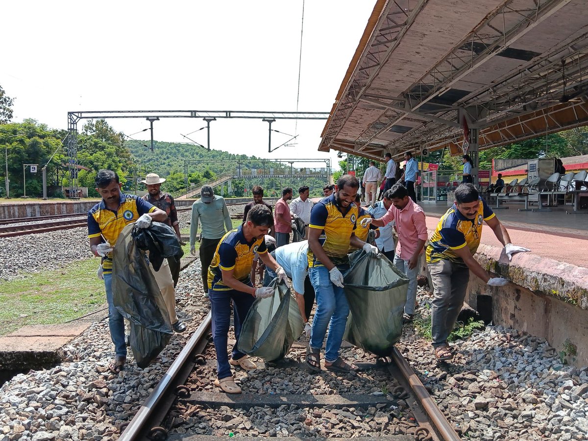 KonkanRailway's tweet photo. #SwachhataHiSeva2026 | A cleanliness drive was organised at Bhatkal Railway Station, reinforcing the message of cleanliness &amp; responsible public spaces.
#SwachhBharat #SadarSeva https://t.co/6In0vZ00GP
