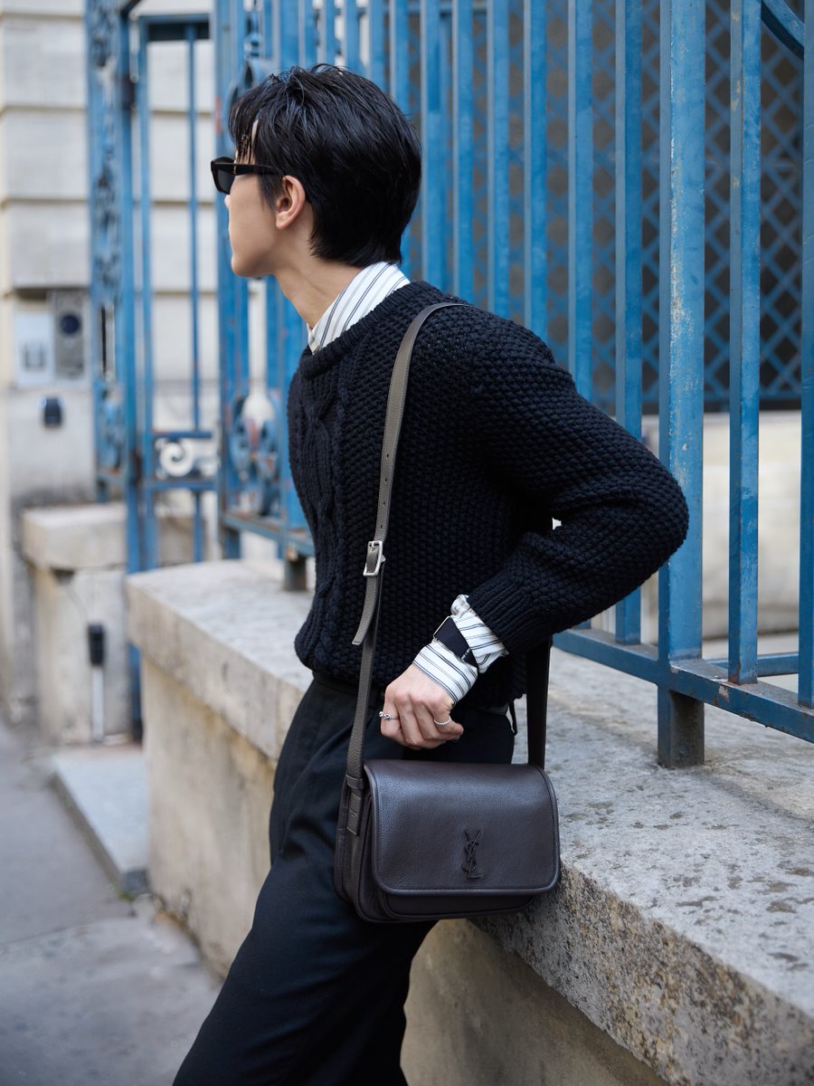 mintmag_th's tweet photo. เท่เต็มสิบล์! เสิร์ฟลุคหล่อของ #TEN Saint Laurent Ambassador สวมเสื้อเชิ้ตลายทางผ้าคอตตอนป๊อปลิน เสื้อสเวตเตอร์คอกลมผ้าวูลถัก กางเกงขายาวทรงสอบผ้าวูลฟลานเนลขัดผิว ก่อนคอมพลีตด้วย แว่นกันแดดรุ่น SL M172 รองเท้าหนังเคลือบเงารุ่น Connor Derbies และกระเป๋ารุ่น Niki Small Messenger ท่ามกลางบรรยากาศกรุงปารีส หลังร่วมชมโชว์ Saint Laurent Summer 27 ไปในช่วงที่ผ่านมา💚

#TENforYSLPFW27 
#SaintLaurentxTEN 
#MintNews