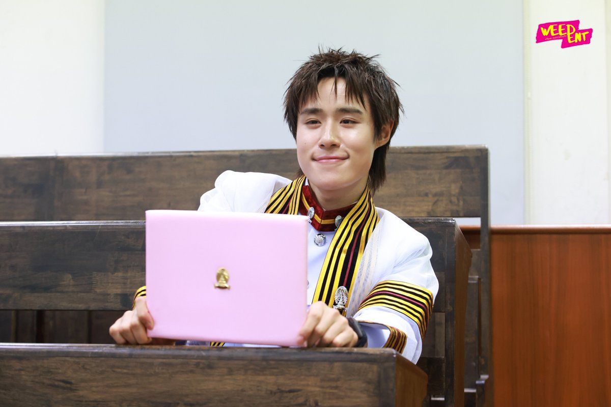 WEED_ENT's tweet photo. เก็บตก พี่บัณฑิตคนเก่งมาฝากทุกๆคนค่ะ  ขอแสดงความยินดีกับน้องนัทด้วยนะคะ ✨💐

CELEBRATING NUTDAN
#GraduateNutdan
#LYKN #nnutdan https://t.co/lT6H7LRMIn