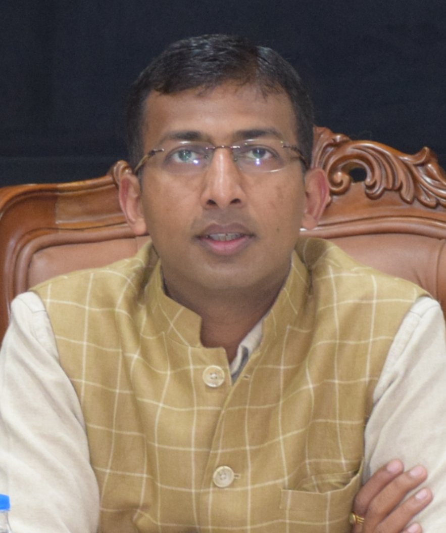 DivComKash's tweet photo. Div Com Kashmir Pays Heartfelt Tribute to Father of Nation

Srinagar, October 2: Divisional Commissioner Kashmir, Anshul Garg, today paid heartfelt tributes to the father of Nation, Mahatma Gandhi, on his birth anniversary, recalling the enduring legacy and universal relevance of his ideals.
Commemorating the occasion, the Divisional Commissioner highlighted Mahatma Gandhi’s pivotal contribution to India’s freedom struggle and his unwavering commitment to the principles of truth, non-violence, peace and communal harmony.
@OfficeOfLGJandK 
@CM_JnK 
@hello_anshul 
@ddnewsSrinagar 
@diprjk