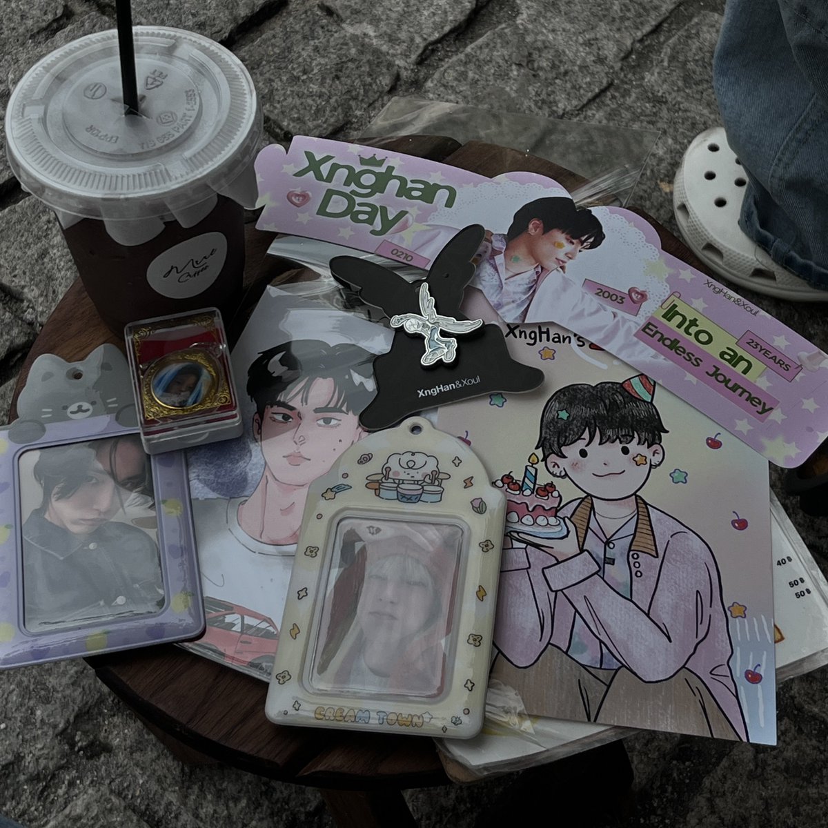 somphaentidfun's tweet photo. 𝒷𝒾𝓇𝓉𝒽𝒹𝒶𝓎 𝓃𝒶 อาฮง /•᷅•᷄\੭
ที่เก่าที่เดิมกับฝนเหมือนปีที่แล้ว55

ขอบคุณพี่เมทสำหรับเครื่องดื่มและกอว.น่ารักๆด้วยนะคับ🫶
#XngHan23rdLoading https://t.co/ZJlFMLjxbt