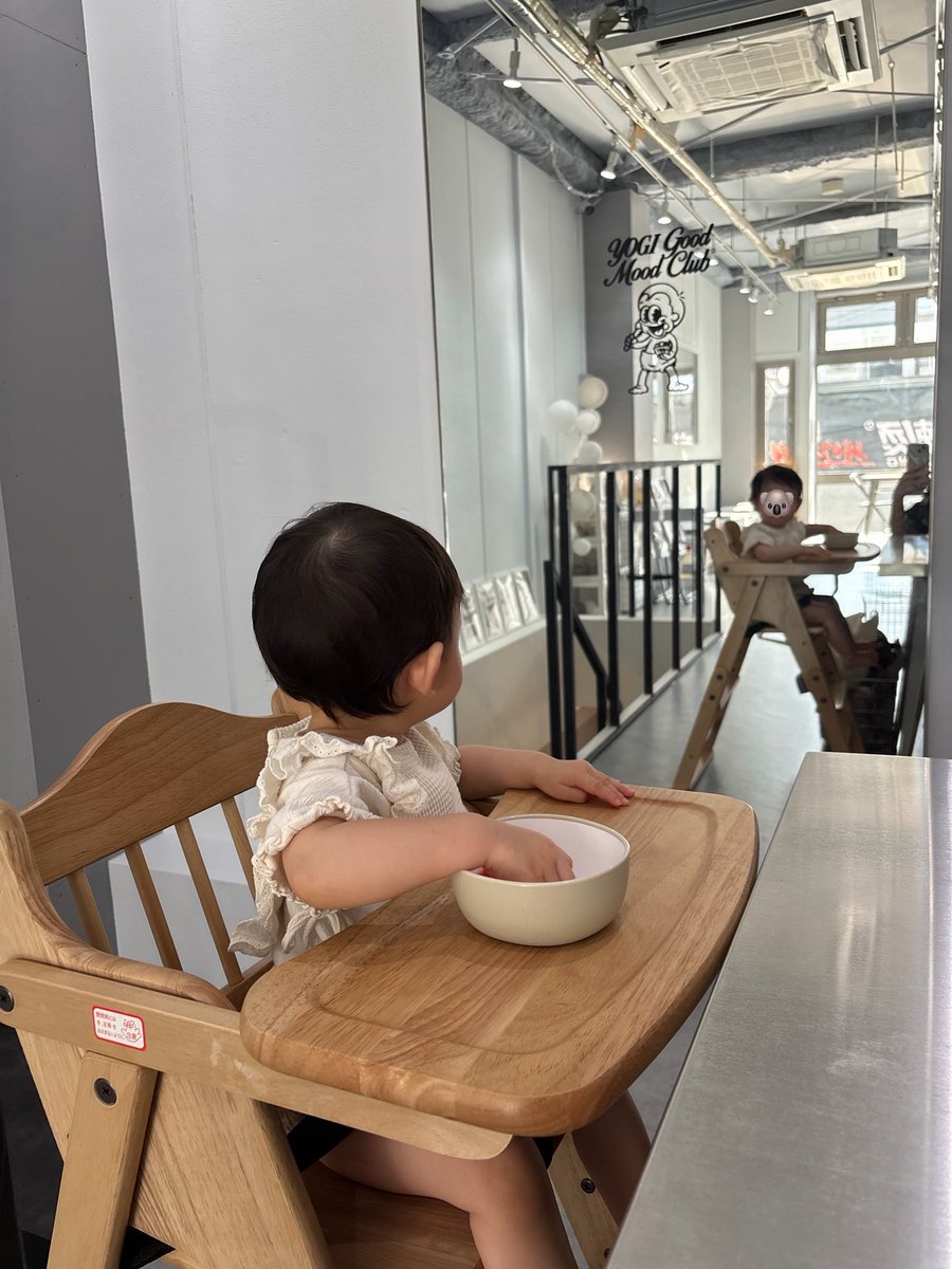 naamru25's tweet photo. 鏡で自分のお顔見ながら食べててかわいすぎた🍓 https://t.co/1KQdKiTKkY