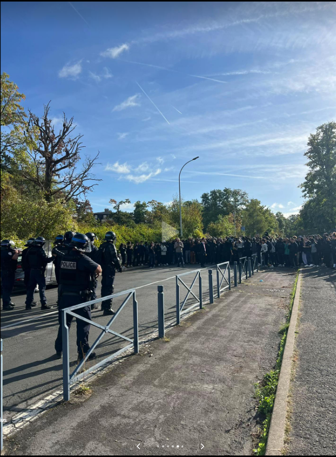 SeraphineMoreau's tweet photo. Une manifestante avec une pancarte portant l'inscription 
« TROP JEUNES POUR VOTER,
ASSEZ GRANDS POUR ÊTRE GAZÉS ! »
face aux forces de l'ordre, dans le cadre du mouvement de contestation et des blocus lycéens en France, fin septembre et début octobre 2026. https://t.co/dTvygoOO2p