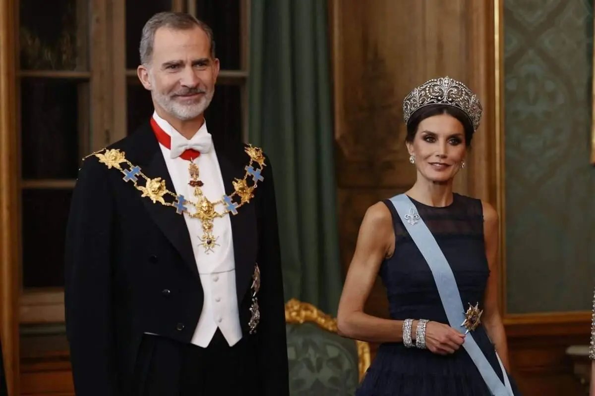 jasmine62za9's tweet photo. ⚡Los reyes Felipe VI y Letizia realizarán una visita oficial a Ceuta y Melilla los días 13 y 14 de octubre en un viaje consensuado entre el Gobierno y la Casa Real, en el que no estará presente el presidente Pedro Sánchez pero sí el ministro de jornada. https://t.co/kYAi9vzQ6Y