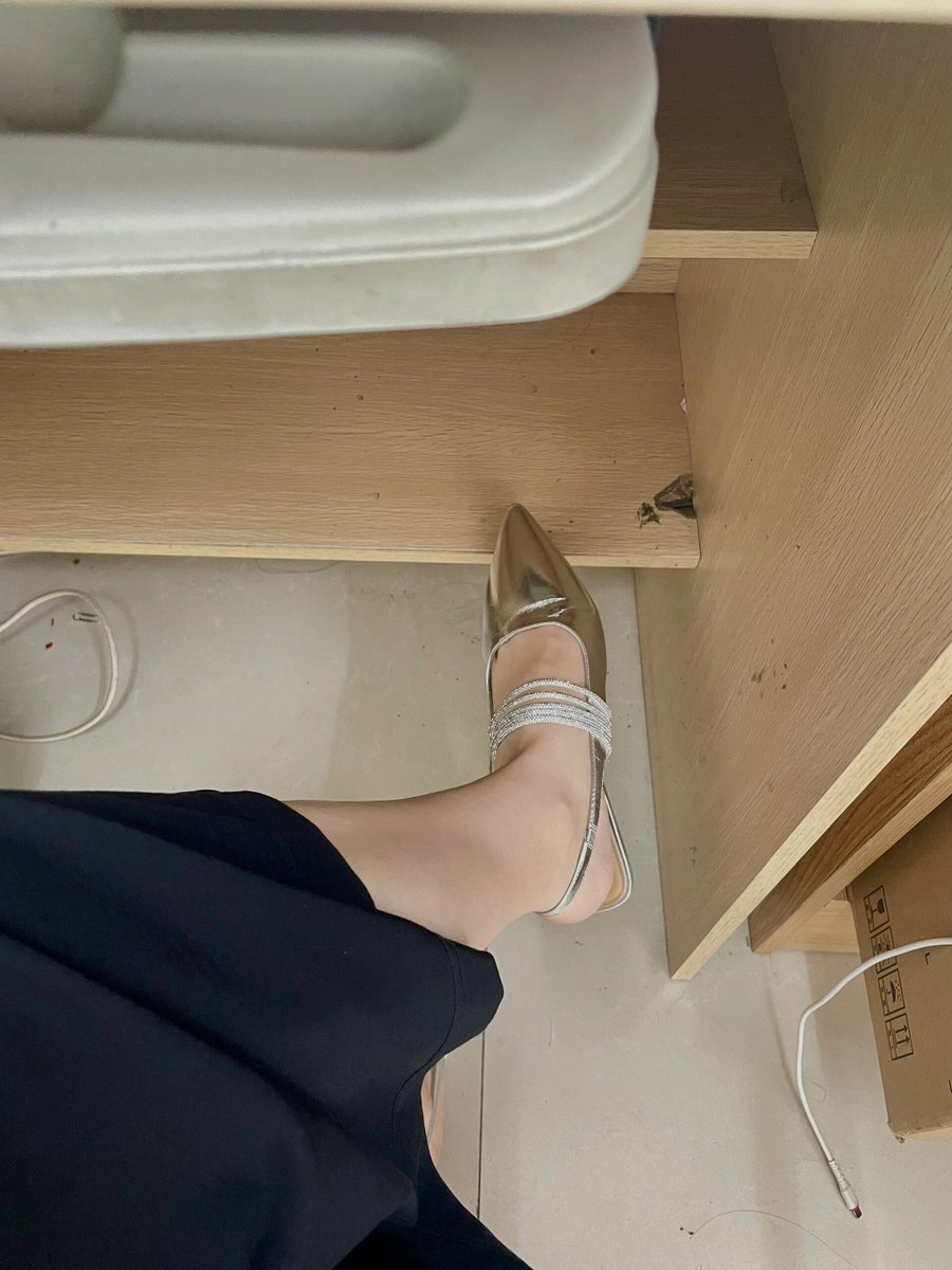 Ruhi__Rani's tweet photo. 说出来你们可能不信，这双鞋是我的一个患者送给我的，我和他也没有后续，只是留了一份念想... https://t.co/YRKiPF3yAI