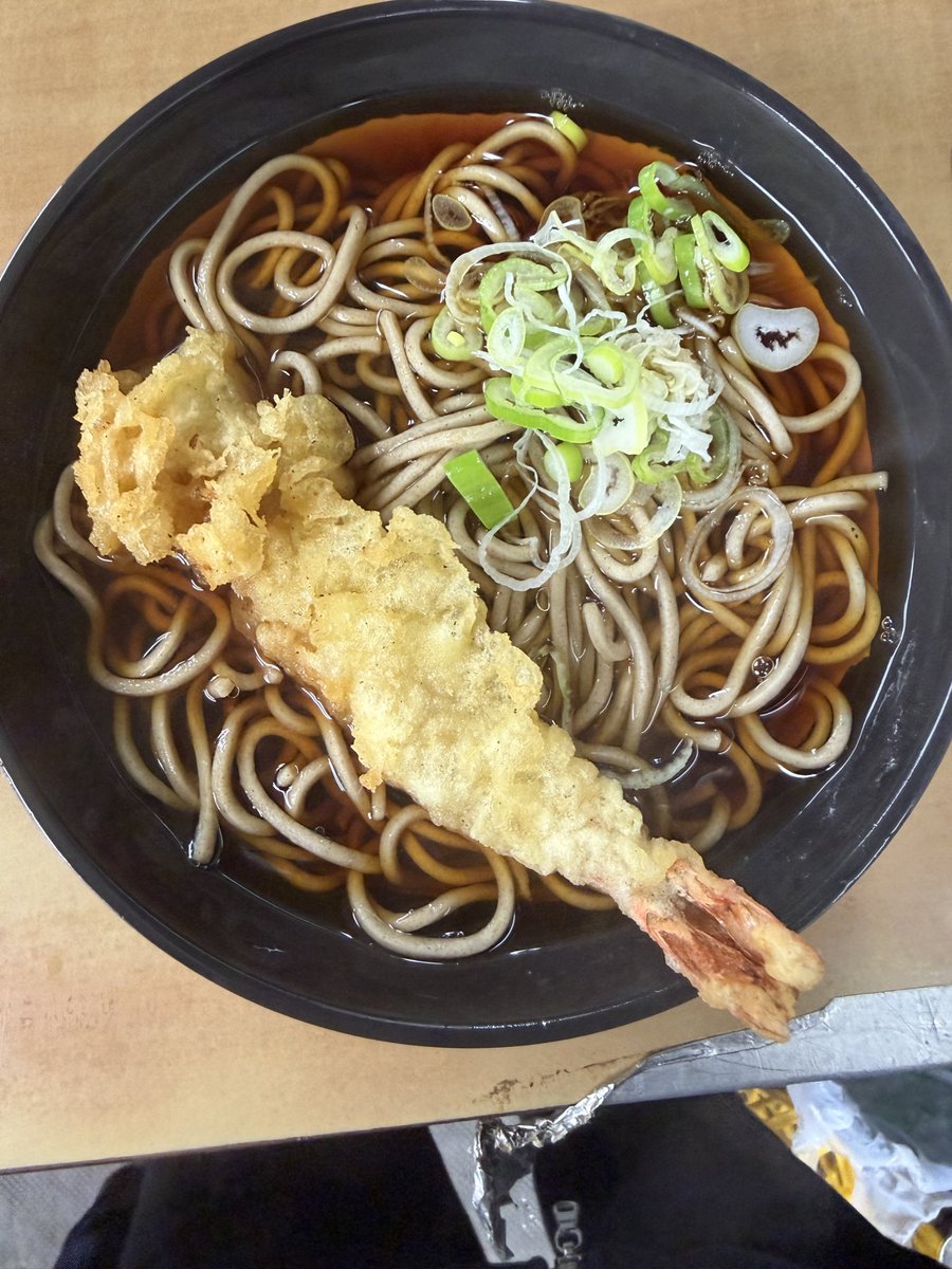 c_geru's tweet photo. 水曜日の夜。神田天亀そばへ。揚げ物少なかったが、海老天揚げているのが目に入って、すかさず海老天そば。めちゃくちゃ熱いので、蕎麦を食べながら、海老天はゆっくりいただく。 https://t.co/L3JBKm3l2J