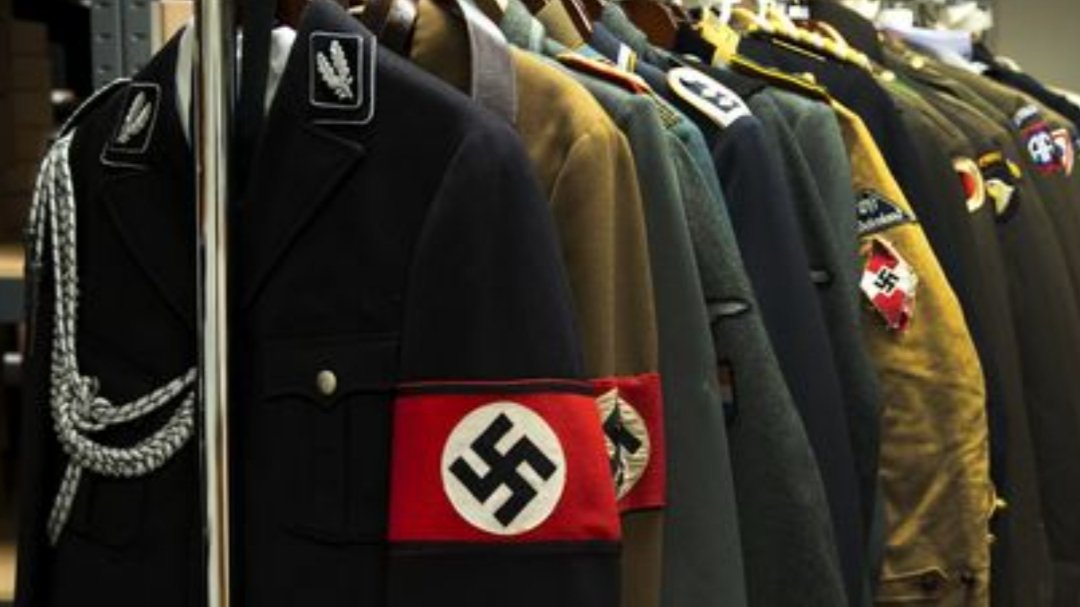 zebratrwa's tweet photo. 17 heures... Les policiers rentrent chez eux et mettent leurs uniformes au vestiaire pour laisser place à l'équipe du soir à qui ils donnent les consignes "les tirs tendus c'est rigolo" "cognez- leur la tête sur un poteau"...
Dormez bonnes gens, vous êtes protégés.
#PoliceMilice https://t.co/4ZlLdZlS8X