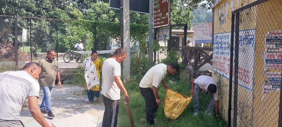 estc_ramnagar's tweet photo. 📷 Special Gram Sabha under Swachhta Mein Sahbhag Initiative
As part of the Swachhta Mein Sahbhag campaign, a Special Gram Sabha was organized to promote awareness and participation of the community towards cleanliness, hygiene and sustainable development. https://t.co/q9n6Md3ELj