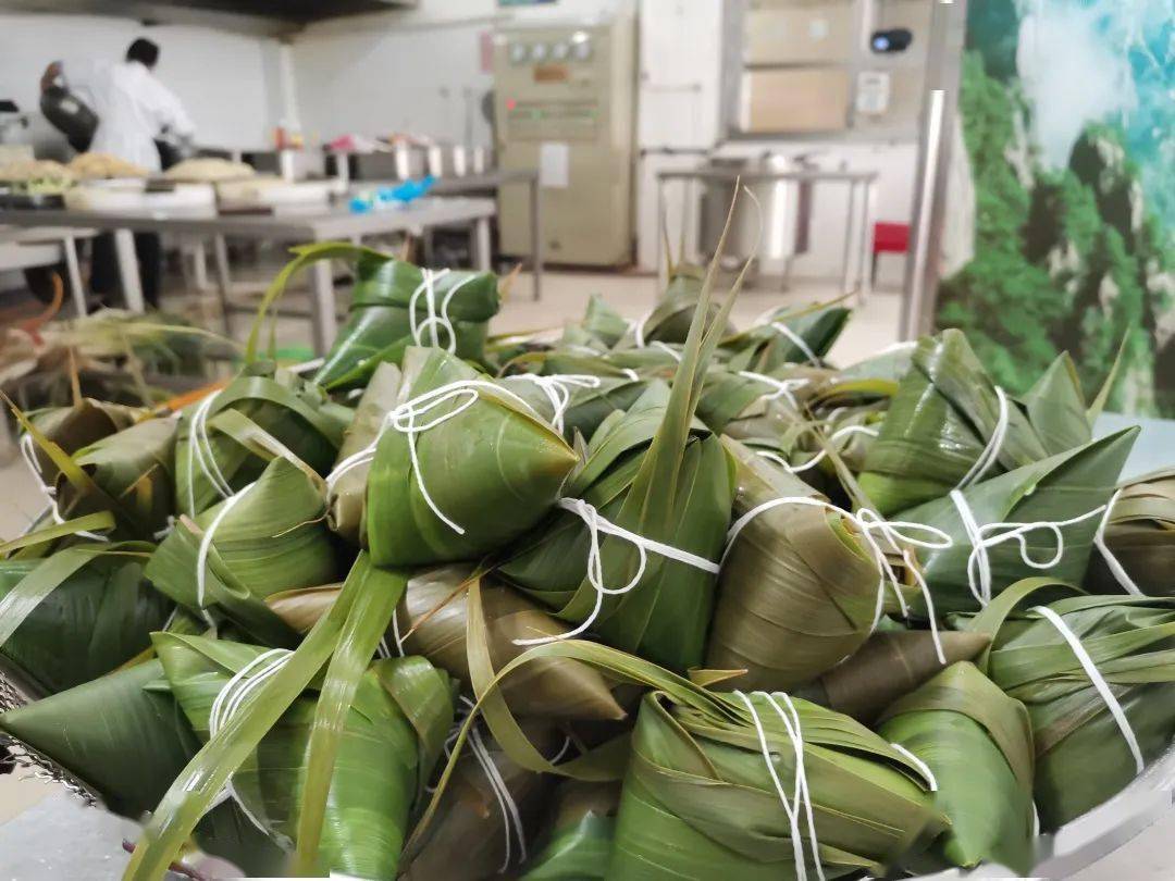 Rudigun73195177's tweet photo. Shuo, Shuo, this fresh batch of zongzi from the cafeteria has great taste—hands down, this is the best in our campus! ， https://t.co/5R48UXjmOo