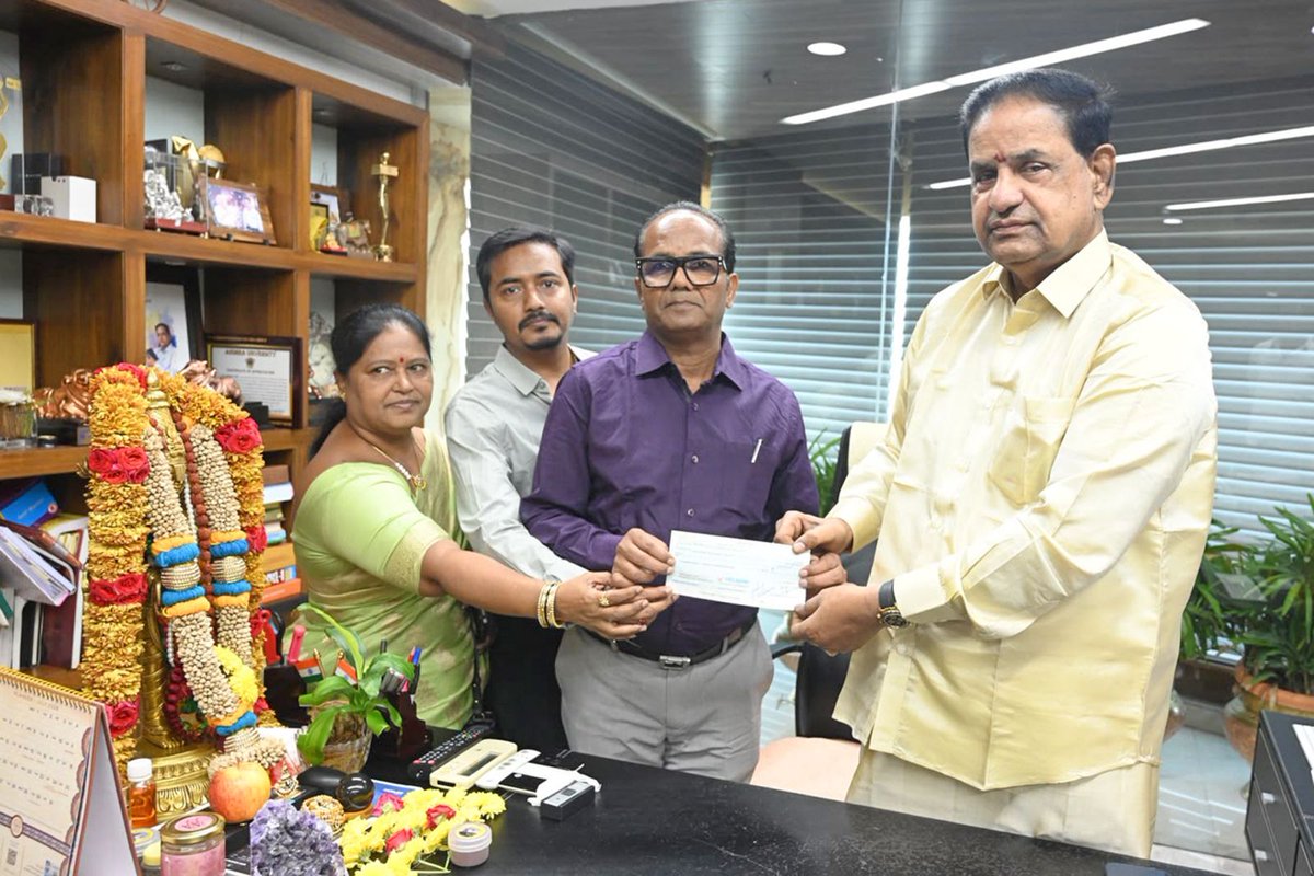 TTDevasthanams's tweet photo. టీటీడీ ఎస్వీ ప్రాణదాన ట్రస్ట్‌కు హైదరాబాద్‌కు చెందిన శ్రీ నోముల అశోక్ కుమార్ రూ.1.02 కోట్ల విరాళాన్ని అందజేశారు.

- దాతను అభినందించిన టీటీడీ చైర్మన్ శ్రీ బి.ఆర్. నాయుడు

#TTD #SVPranadanaTrust #PranadanaTrust #Tirumala #Tirupati #TTDofficialupdates #Donation https://t.co/5v2N0USfgy