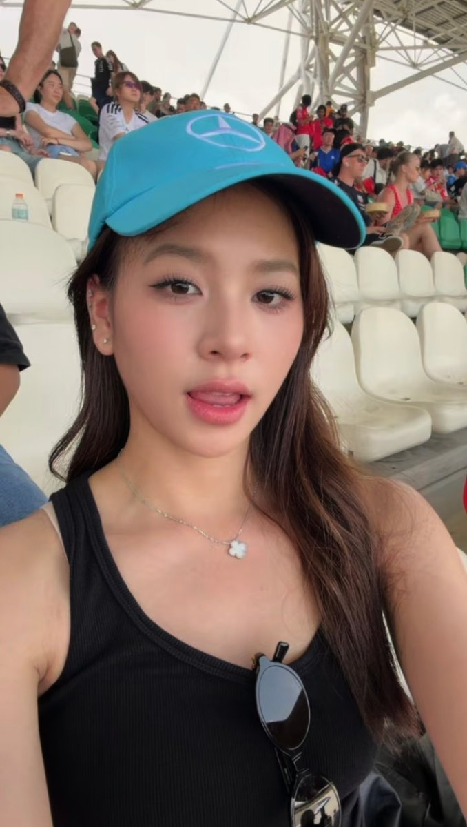 ixfirtss's tweet photo. zee with black tanktop https://t.co/5OVmXDyuKZ