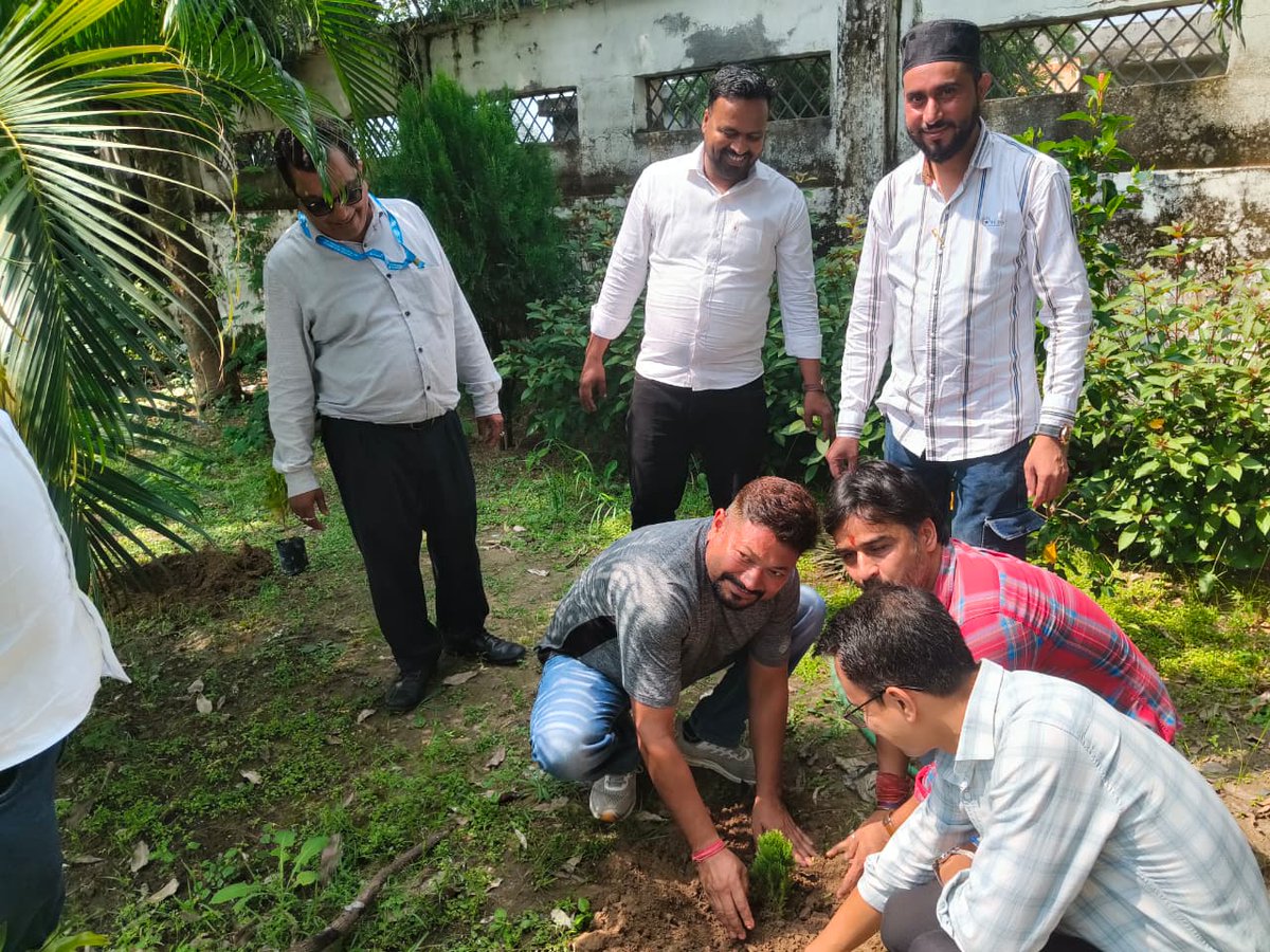 estc_ramnagar's tweet photo. 📷 Tree Plantation Drive 
Under the Swachhta Mein Sahbhag initiative, a Tree Plantation Drive was organized under the campaign “(Ek Ped Maa Ke Naam)”.
The activity aimed to promote environmental conservation, increase greenery and encourage responsibility towards nature. https://t.co/6VZMNzkOX9
