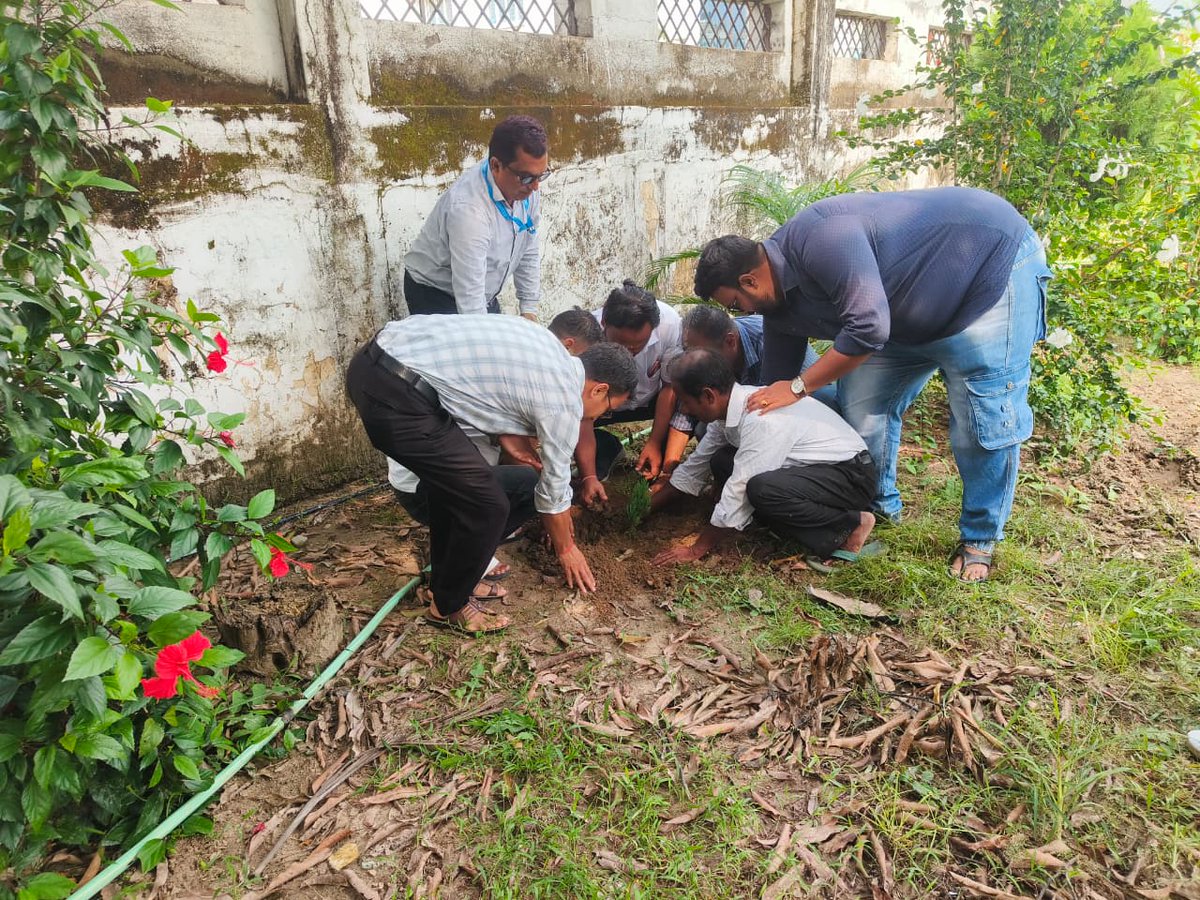 estc_ramnagar's tweet photo. 📷 Tree Plantation Drive 
Under the Swachhta Mein Sahbhag initiative, a Tree Plantation Drive was organized under the campaign “(Ek Ped Maa Ke Naam)”.
The activity aimed to promote environmental conservation, increase greenery and encourage responsibility towards nature. https://t.co/6VZMNzkOX9