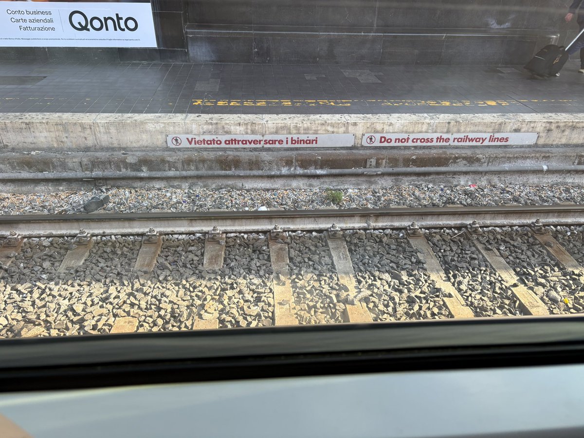 OTAAA4gg's tweet photo. イタリアのヤニカスマナーが良すぎる
電車乗る前は必ず線路にポイ捨てしてる https://t.co/oqoaJ6yTy8