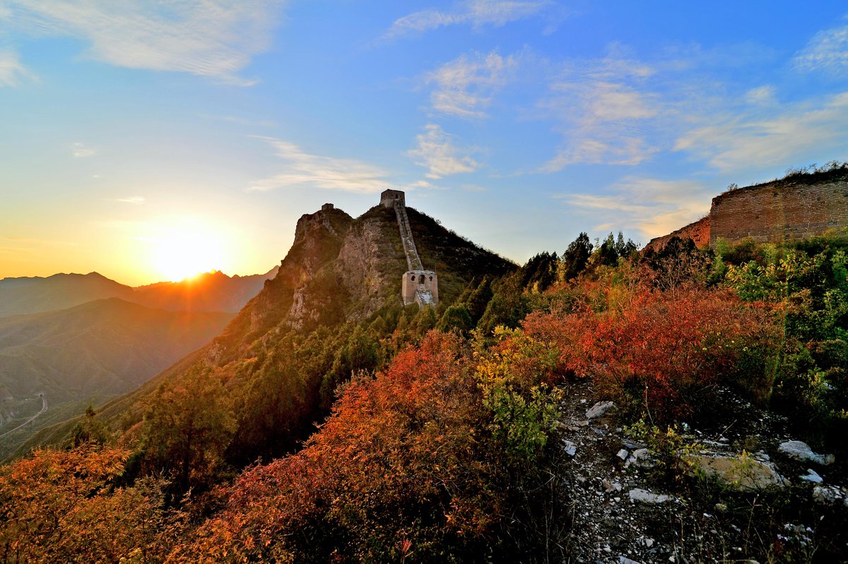 EmberCarr1dh5's tweet photo. I patrol the ancient castle at dusk, the setting sun burns the sky, and the iron plow marks the land under my feet.， https://t.co/NTBydxJvf7