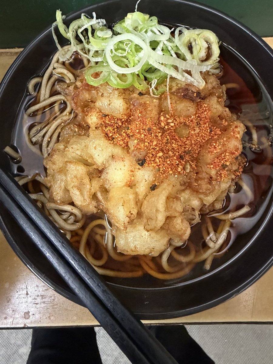 c_geru's tweet photo. 木曜日の夜。この日も神田天亀そば。何にしようかと並んでいたら、目の前でゲソ天を載せたトレイがイン。すかさずゲソ天そば。熱々サクサクでした。 https://t.co/P57uZ2j3ny