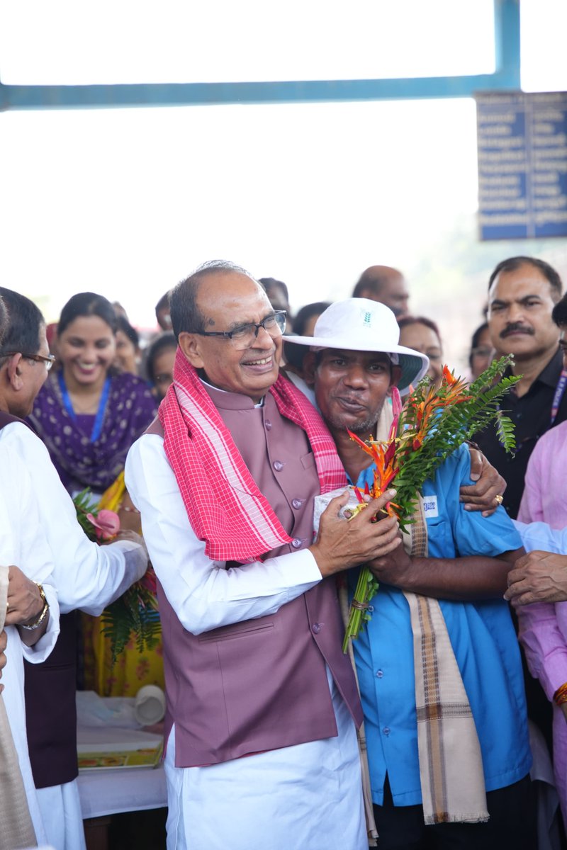 OfficeofSSC's tweet photo. स्वच्छता ही सेवा

माननीय केंद्रीय मंत्री श्री @ChouhanShivraj जी ने गोवा में माननीय मुख्यमंत्री श्री @DrPramodPSawant जी के साथ स्वच्छता अभियान में सहभागिता की।

इस दौरान केंद्रीय मंत्री जी ने स्वच्छता मित्रों को सम्मानित कर उनका आभार जताया। https://t.co/CcVYvj9ys2