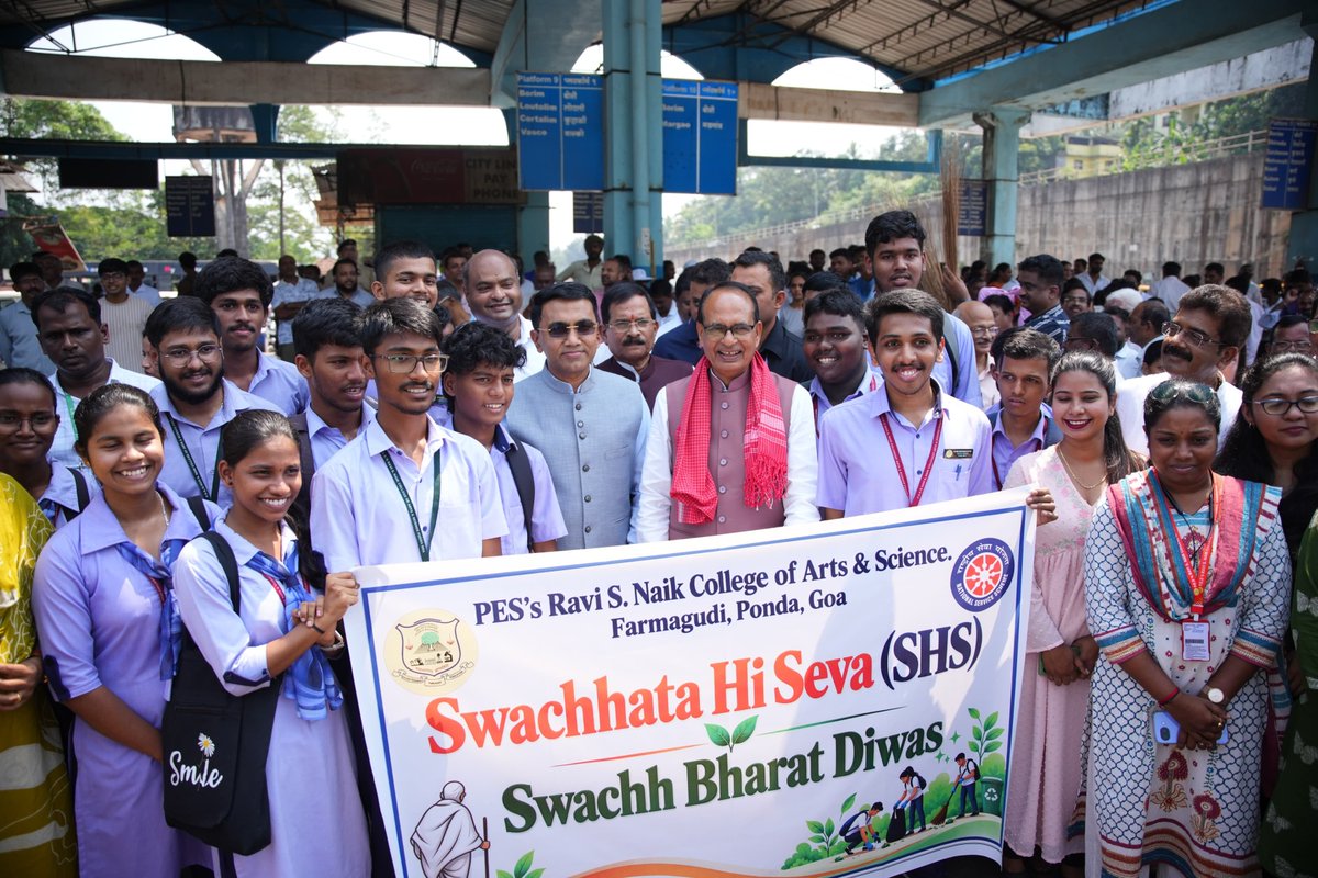OfficeofSSC's tweet photo. स्वच्छता ही सेवा

माननीय केंद्रीय मंत्री श्री @ChouhanShivraj जी ने गोवा में माननीय मुख्यमंत्री श्री @DrPramodPSawant जी के साथ स्वच्छता अभियान में सहभागिता की।

इस दौरान केंद्रीय मंत्री जी ने स्वच्छता मित्रों को सम्मानित कर उनका आभार जताया। https://t.co/CcVYvj9ys2