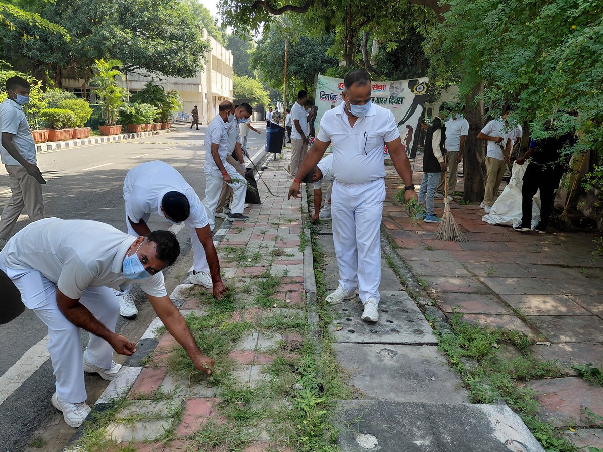 70bncrpf's tweet photo. दिनांक 02/10/26 राष्ट्रपिता महात्मा गांधी जयंती को चलाए गए स्वच्छता ही सेवा अभियान के अंतर्गत महर्षि बाल्मीकि अस्पताल पूठ खुर्द  में 70 बटालियन केंद्रीय रिजर्व पुलिस बल द्वारा स्वच्छता ही सेवा अभियान चलाया गया।जिसमें  70 बटालियन केंद्रीय रिजर्व पुलिस बल के सभी अधिकारीगण,समस्त जवान और अस्पताल के कार्मिक उपस्थित रहे @crpfindia @WSCRPF2016