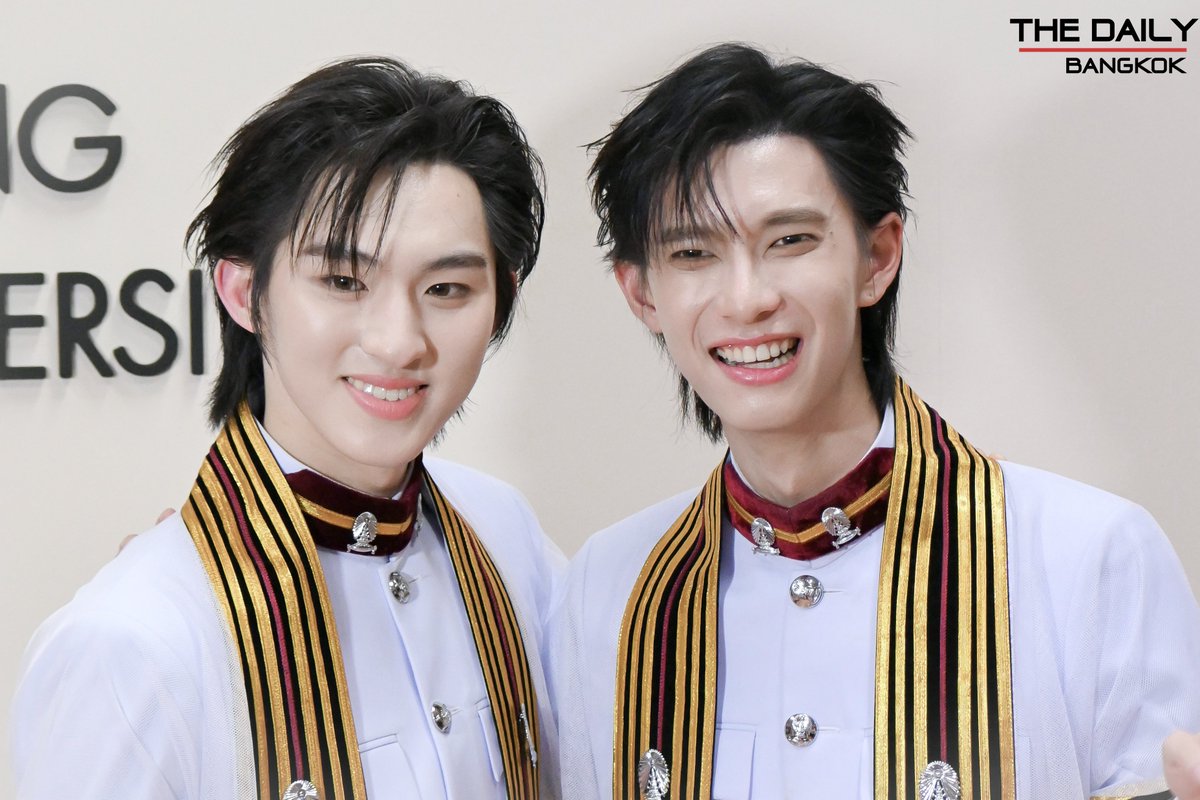 thedailybkk's tweet photo. จบพร้อมเพื่อนนะครับ !!! ต่อโทอาจจะยังนะครับ !!! ขอแสดงความยินดีกับ 🎉 เพื่อนพูห์เพื่อนก้อง " พูห์ กฤติน - ก้อง ก้องภพ " บัณฑิตป้ายแดงปีการศึกษา 2569 คณะวิศวกรรมศาสตร์  จุฬาลงกรณ์มหาวิทยาลัย 

#PoohGraduationDay 
#ก้องภพจบแล้วจ้า 
#kongjiro #ppoohk https://t.co/o7g3sNE4oG