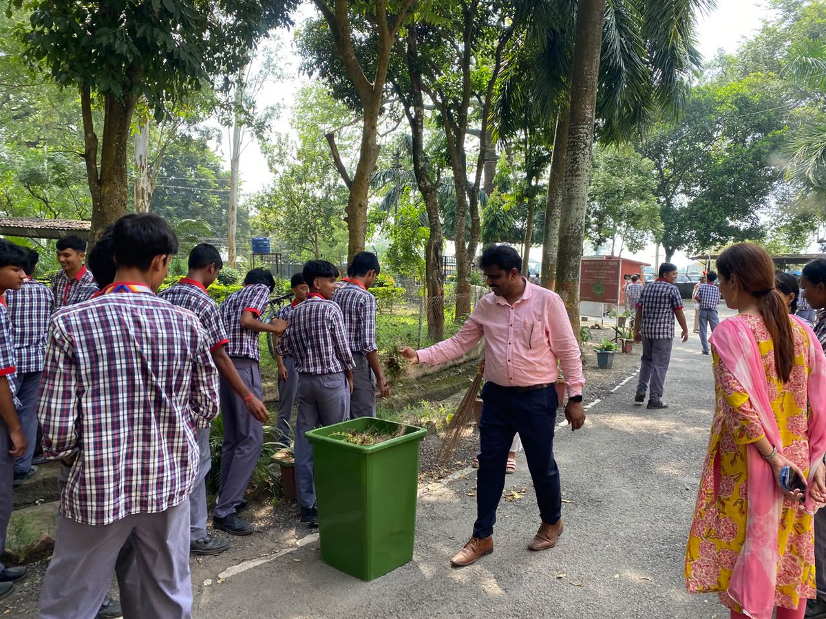 ncc_gp's tweet photo. Yuva for Swachhata 
 On the occassion of Gandhi Jayanti , Cadets of KV 1 Solmara and JNV Udalguri carried out a Cleanliness Drive within the schools and public spaces close to their schools. 
 Cadets also carried out tree plantation under the Ek Ped Maa Ke Naam. 
Along with NCC cadets , other Students of the schools were also involved  in these activities.