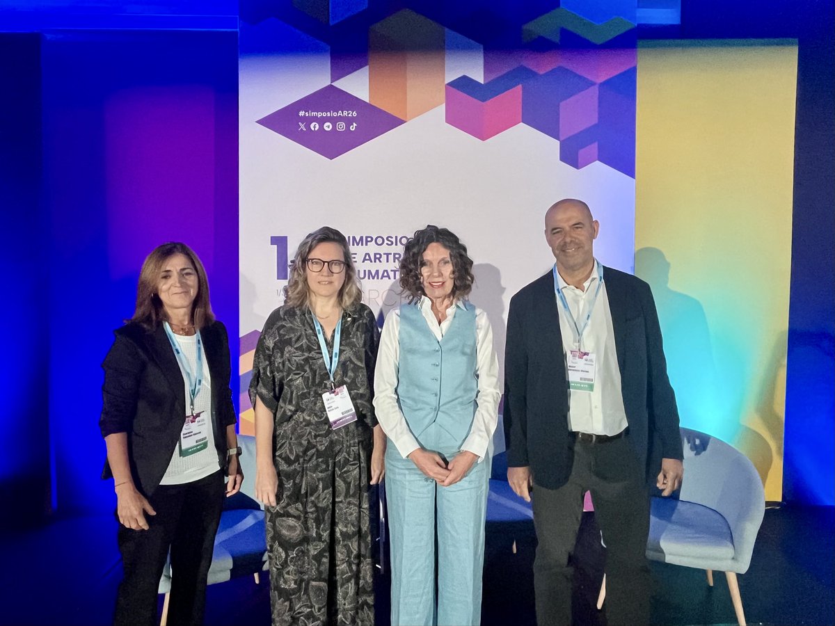 SEReumatologia's tweet photo. @CastrejonIsabel 📢 Nuestra presidenta, la Dra. @ry_susana, inaugura junto a la Dra. @DeliaReinaSanz, presidenta de @SCReuma, y los Dres. Hèctor Corominas y Georgina Salvador, coordinadores del 14 Simposio de AR de la SER.
¡Empezamos! #SimposioAR26 https://t.co/EwNVlL5ceb