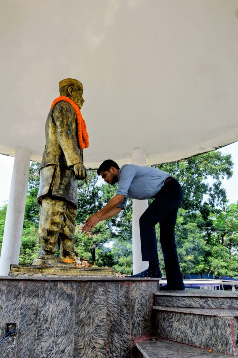 DCseraikella's tweet photo. राष्ट्रपिता महात्मा गांधी एवं पूर्व प्रधानमंत्री भारत रत्न श्री लाल बहादुर शास्त्री जी की जयंती के अवसर पर गुदड़ी बाजार एवं कोर्ट मोड़ स्थित उनकी प्रतिमाओं तथा समाहरणालय परिसर स्थित उनके तैलचित्र पर माल्यार्पण एवं पुष्पांजलि अर्पित कर श्रद्धापूर्वक नमन किया गया।
@JharkhandCMO https://t.co/iRndUhArYF