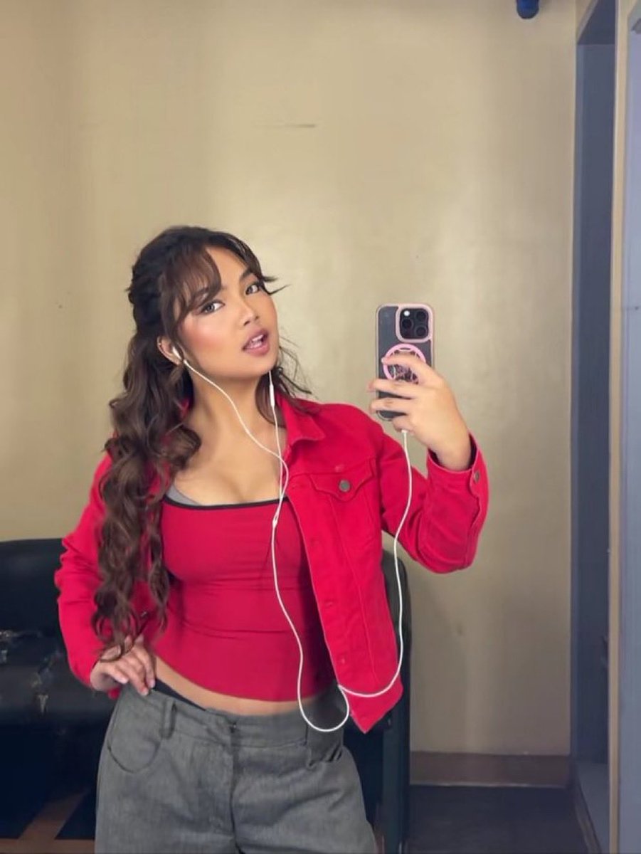 LiteYourWay's tweet photo. Carmelle wag ka mglilive ng nakaganitong suotan baka lalo kami mabaliw. 

#charlngmgliveka #CarmelleCollado https://t.co/jruLE524fw
