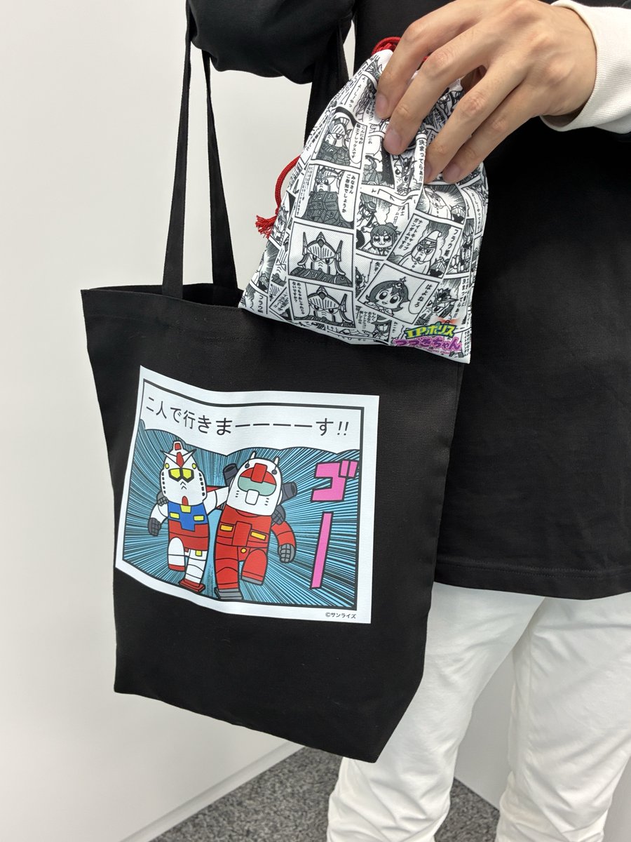 sunriseworld_pr's tweet photo. 「SUNRISE WORLD　～デフォルメロボットフェア～Vol.3」新商品紹介
『IPポリス つづきちゃん』の新アイテム登場！

◤トートバッグ（「機動戦士ガンダム」編）◢
価格：3,300円(税込)

◤巾着 ２種（「SDガンダム外伝」編＆「スクライド」編）◢
価格：各1,650円(税込)

印象的なコマを使用したトートバッグに、実用性の高い巾着たち。
あなたの生活を彩ること、間違いなし！

※数量に限りがございます。在庫切れの場合はご容赦ください。

🔽詳細はこちら
https://t.co/CznfBTDQbi

#大川ぶくぶ #機動戦士ガンダム #SDガンダム外伝 #scryed