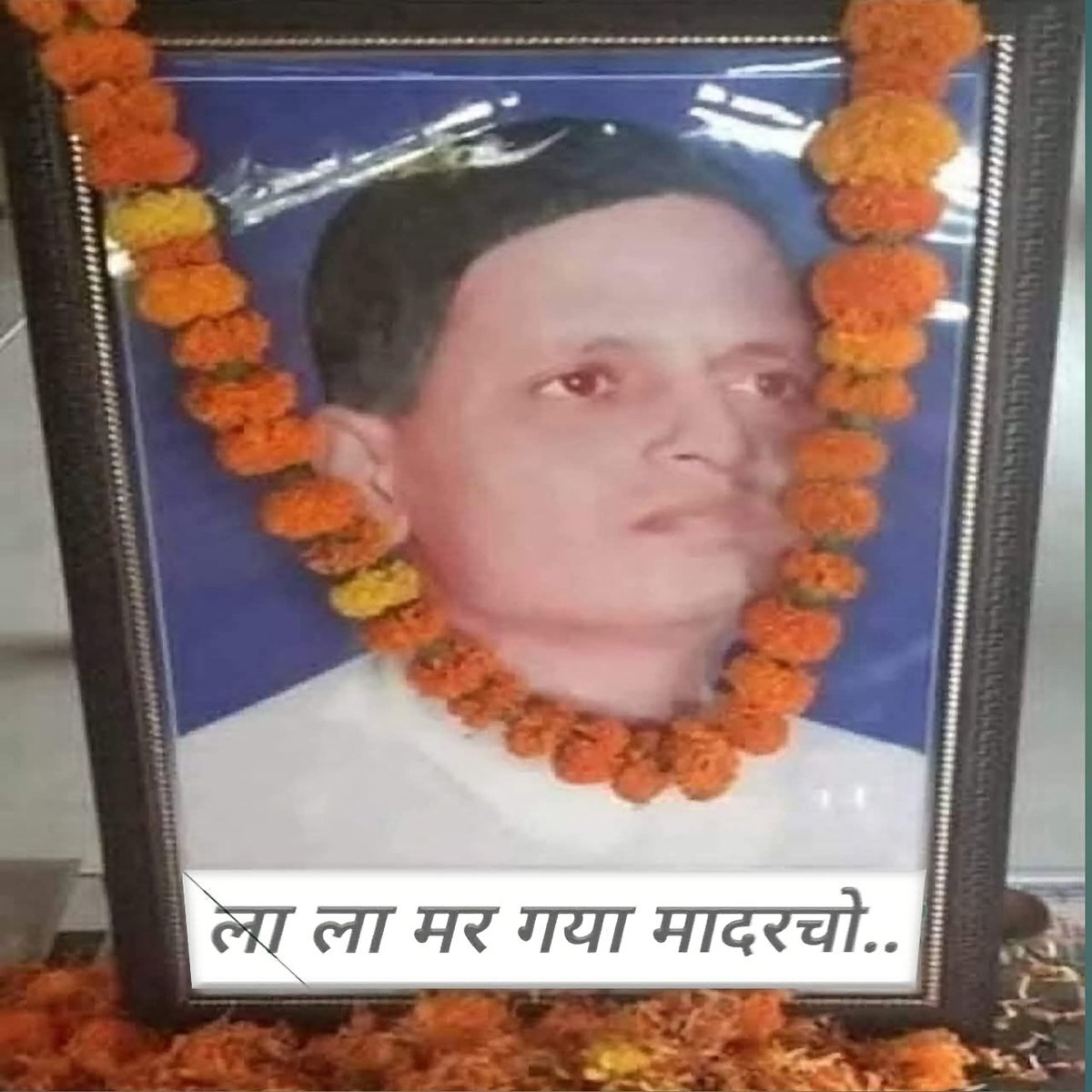 djshmbhu30's tweet photo. 🚨"जब फांसी के तख्ते पर नाथूराम गोडसे ने 2 बार कपड़ों में मूत दिया… 

जल्लाद साहब ने खुद बताई वो कहानी जो इतिहास की किताबों में नहीं मिलेगी!"

शत-शत नमन उस अंबाला सेंट्रल जेल के जल्लाद साहब को… 🙏

जिन्होंने भारत के "पहले आतंकवादी" मादरजात स्वान का पिल्ला, हरामी नाथूराम गोडसे को फांसी पर लटकाया।

जल्लाद साहब ने अनऑफिशियल बताया 

जब सुरक्षा सेल से आंतकवादी नाथूराम को फांसी के तख्ते पर ले जाया गया, तो 2 बार उसने कैदी कपड़ों में ही डर के मारे मूत दिया था।

लेकिन जेल के नियम होते हैं  साफ कपड़ों में ही फांसी पर लटकाना होता है।
तो 3 ड्रेस मंगवानी पड़ी।

फिर स्वान का पिल्ला आंतकवादी नाथूराम गिड़गिड़ाया...

"मुझसे गलती हो गई… मेरा ब्रेन वॉश किया गया… मुझे बख्श दो…"

पर तब तक डॉक्टर मजिस्ट्रेट आ चुके थे।

चूंकि उस जमाने में डायपर नहीं होते थे, तो स्वान का पिल्ला नाथूराम को 4 कपड़े की लेयर का एक खद्दर का कच्छा पहनाया गया।

देशी भाषा में इसे "बोचा बंद" कहा गया 
ताकि ये फांसी घर के किवाड़ ना खराब कर दे।

(फांसी घर में 2 किवाड़ होते हैं जो सॉफ्ट खींचने से खुल जाते हैं)

जैसे ही फांसी की रस्सी खिंची…
और बाहर सेंट्रल जेल के गेट पर और जेल के अंदर देशभक्तों का कोरस गूंज उठा....

"ला ला लाला… मर गया मादरचो…"🤣🤣🤣

मित्रों इस पोस्ट को देखकर अंधभक्त का गांव में आग लग जाएगी, इसलिए इस पोस्ट को रिपोस्ट कर के अंधभक्तों को टैग किजिए, फिर देखिए अंधभक्त कैसे बिलबिलाते है।