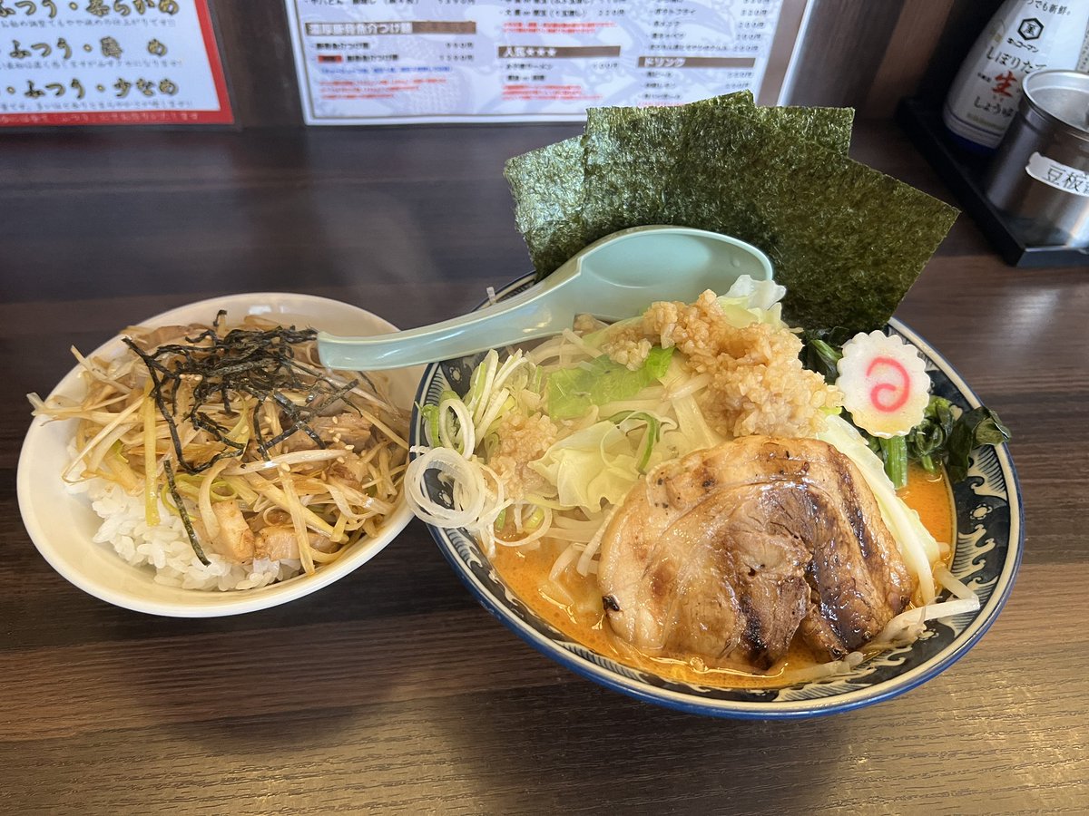 yacherest's tweet photo. 家の近くの麺屋武士道
無くなっちゃったドカ盛野菜ラーメン再現してくれて神
ホンマにありがとうね🥲
#麺屋武士道 https://t.co/W2WEwyCx6E