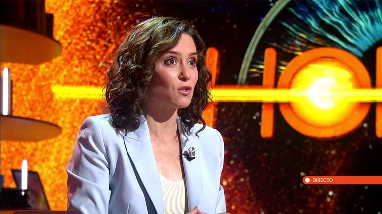 teletuits's tweet photo. #Audiencias
🔴 Horizonte (13,8%) lidera y logra récord histórico en access prime time con la entrevista a Ayuso (15,5%)
🟠 El hormiguero (11,8%) es tercera opción por primera vez en mucho tiempo, superado también por La revuelta (12%) https://t.co/tMdVF8yvIF