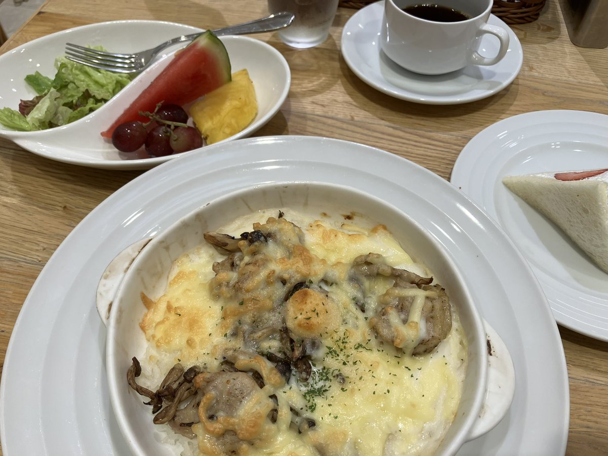 CLily7's tweet photo. んんん？なアドリブもご馳走様😋
１秒たりとも見逃せない聴き逃せない！
永田町界隈の皆さんにもぜひ観てほしいし😁この先も再演、再再演‥して育ってほしいな。ツバキミチオさんのミュージカル愛　多くの方々に届きますように❤️

ドリンク☕️のチケットサービスも嬉しい
果実園リーベル🍇 https://t.co/TrGkZFVazi