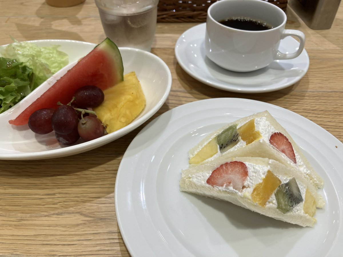 CLily7's tweet photo. んんん？なアドリブもご馳走様😋
１秒たりとも見逃せない聴き逃せない！
永田町界隈の皆さんにもぜひ観てほしいし😁この先も再演、再再演‥して育ってほしいな。ツバキミチオさんのミュージカル愛　多くの方々に届きますように❤️

ドリンク☕️のチケットサービスも嬉しい
果実園リーベル🍇 https://t.co/TrGkZFVazi