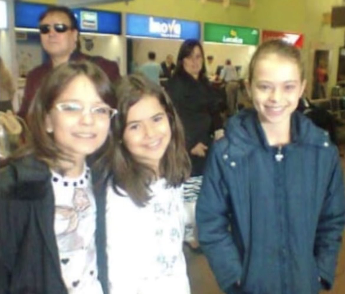 vlucasrocha's tweet photo. eu tô rindo dessa foto porque ficou parecendo que ela é a famosa e a maisa e larissa manoela são as fãs kkkkkkkk https://t.co/jSSwXLoyx0
