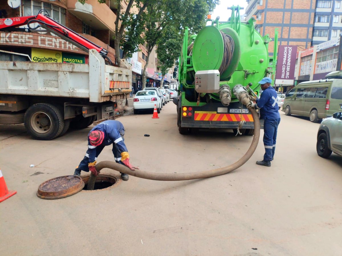 MyJRA's tweet photo. To manage stormwater run-off and prevent localised flooding, our teams cleared blocked drains along Village Road (Ward 124), Rahima Moosa Street (Ward 60), and Claim Street in Hillbrow (Ward 63). @CityofJoburgZA @Kenny_T_Kunene #JoburgRoads https://t.co/t9wvcSZc8K