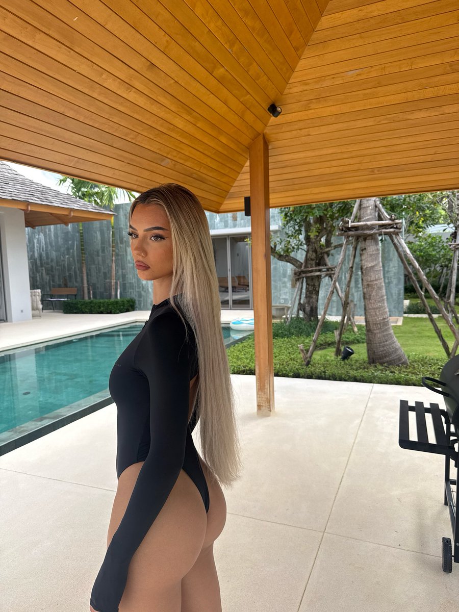 abbeyxem's tweet photo. swimsuit szn forever https://t.co/6P22IxNQB4