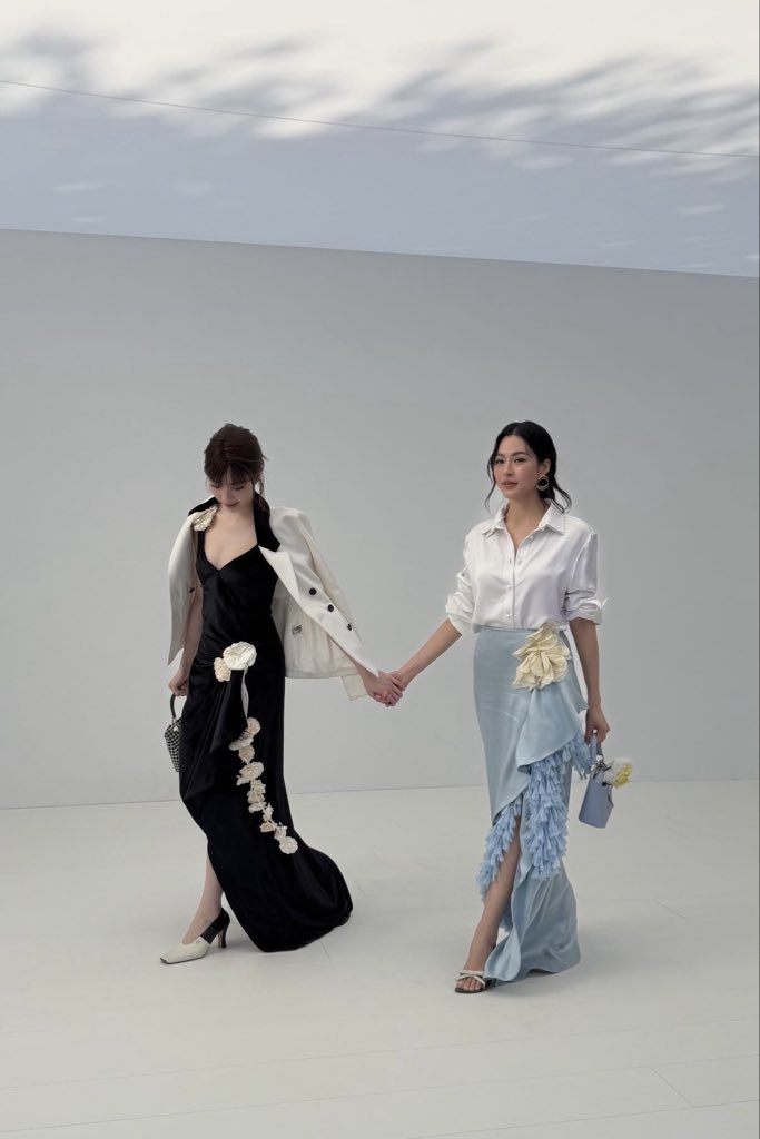 yawnsedits's tweet photo. "although we’d argue that the best accessory LingOrm brought to the show was their hand-holding"

GRAZIA gets it 🤭

🔗: https://t.co/BB3INhLMhx https://t.co/uPRJtZaTQb