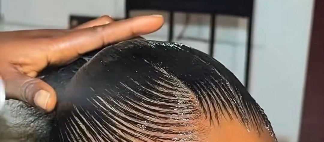 ibnishaqq's tweet photo. @TheLowkeyMummy Look at the thumb. She is not dirty, it's whatever she is using that is making her nails look like that https://t.co/mzntzUcKcP