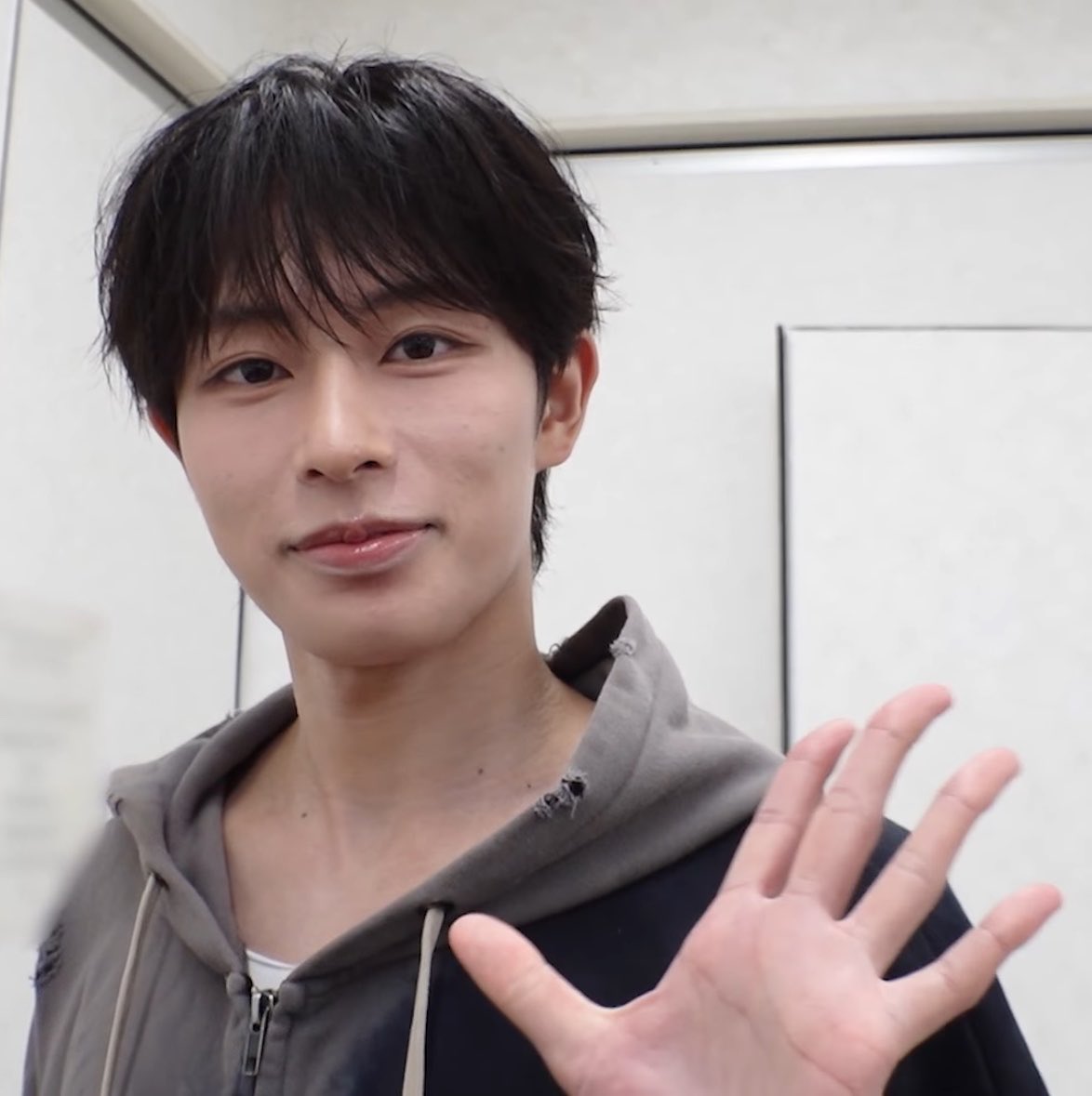 1ttalgi21's tweet photo. いつも手のひらや指の角度が無自覚かわいいぷりチーなのよね、あなたは https://t.co/8T9EaPXd8r