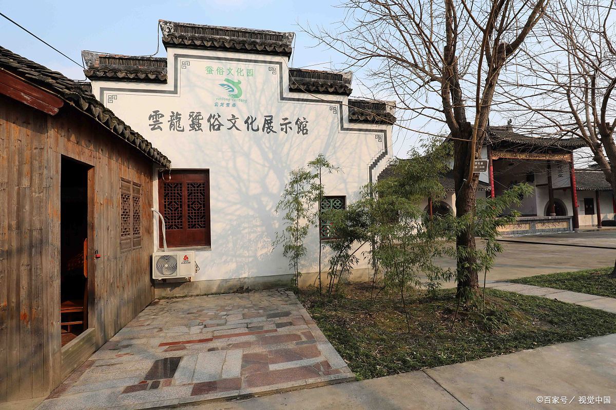 PureArcherzr25's tweet photo. In the ancient courtyard, a horse with a flowing鬃 mane is in full swing, 颐 stands tall, the old幢 building echoes, and the quiet 偃 shadow tells of time's story. https://t.co/u0SlL10ER3
