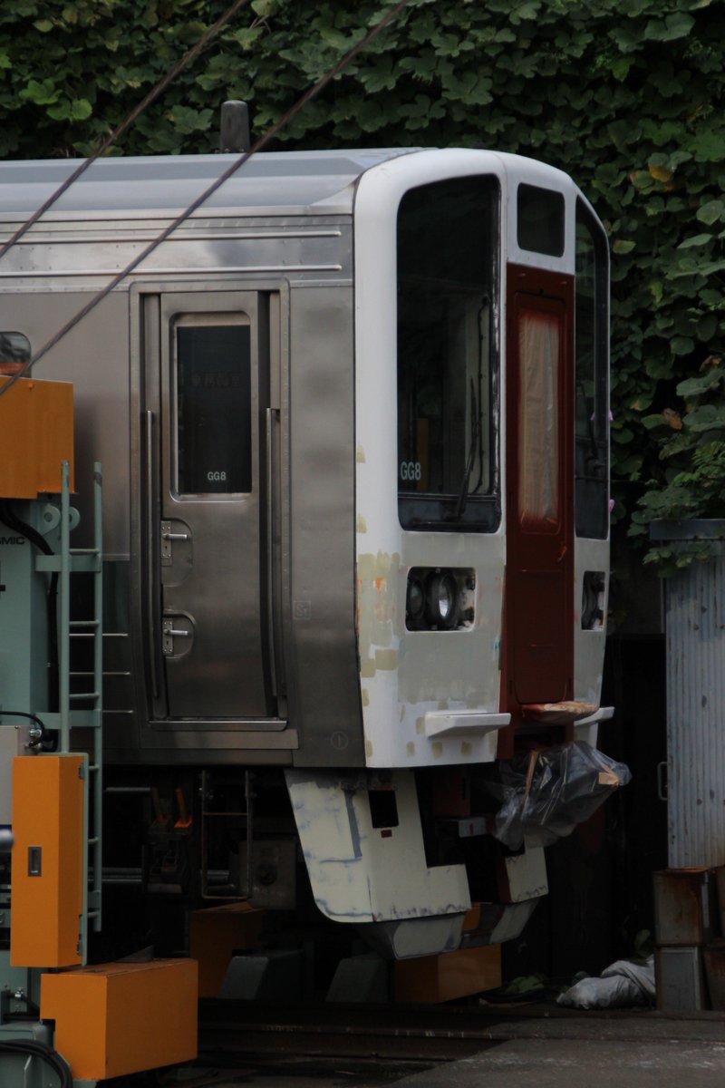 ryo1231m's tweet photo. 流鉄6000形(元211系)
貫通扉が赤く塗装されてるのであかぎ号となる？ https://t.co/79pFZGQjJ4