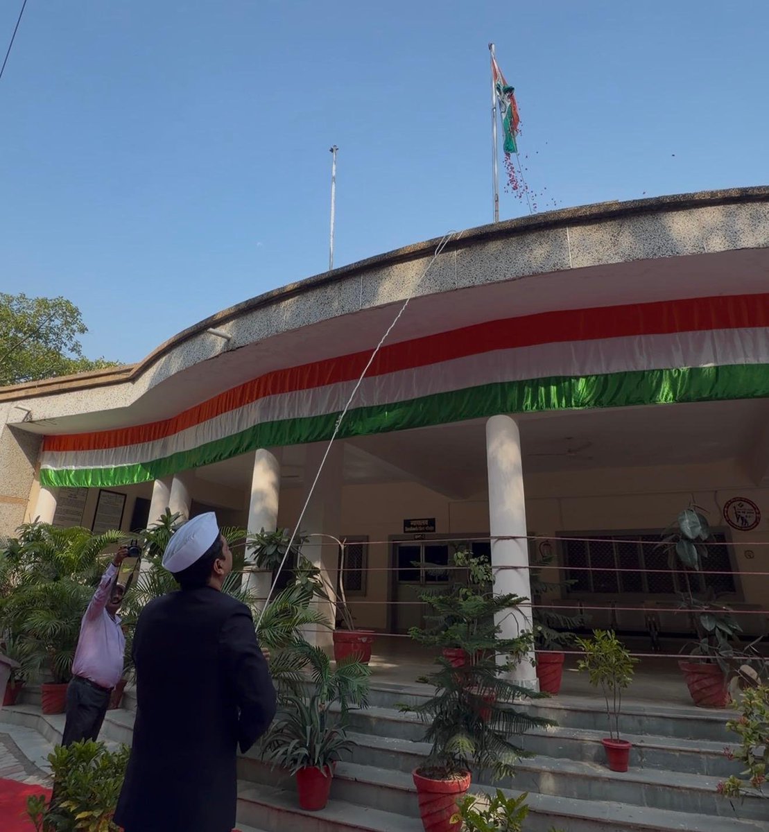 DM_Barabanki's tweet photo. राष्ट्रपिता महात्मा गांधी एवं पूर्व प्रधानमंत्री लाल बहादुर शास्त्री जी की जयंती पर कलेक्ट्रेट परिसर में ध्वजारोहण कर स्वच्छता की शपथ दिलाई तथा लोक सभागार में दोनों महापुरुषों के चित्रों पर माल्यार्पण कर श्रद्धांजलि अर्पित की। गांधी जी के सत्य-अहिंसा एवं शास्त्री जी के त्याग, सादगी और राष्ट्रसेवा के आदर्श हम सभी के लिए सदैव प्रेरणास्रोत हैं। जनपद में इस अवसर पर स्वच्छता, स्वास्थ्य, सेवा एवं जनकल्याण से जुड़े विविध कार्यक्रम भी आयोजित किए गए। @CMOfficeUP @UPGovt @InfoDeptUP